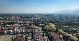 A panoramic aerial view of Tultepec, Estado de México, showcasing urban sprawl against a mountainous backdrop.